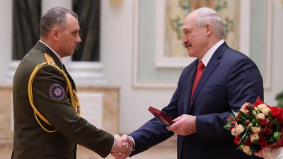 Лукашенко вручил госнаграды заслуженным деятелям