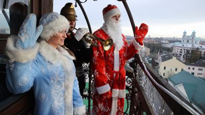 Гродненские спасатели поздравили жителей и гостей города с наступающими праздниками