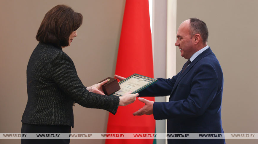 Кочанова вручила государственные награды