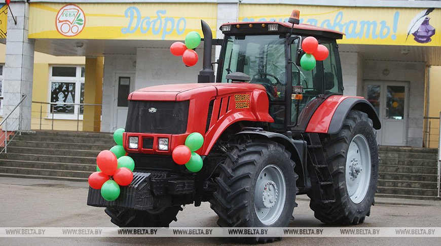 Скидельский сельскохозяйственный лицей получил в подарок новый трактор