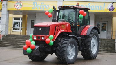 Скидельский сельскохозяйственный лицей получил в подарок новый трактор