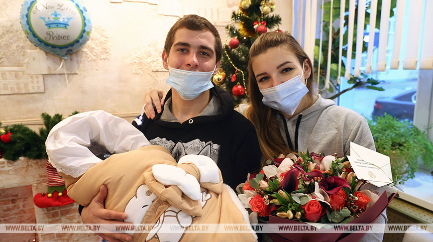 Маму первого родившегося в Беларуси в новом году ребенка поздравили в Витебске