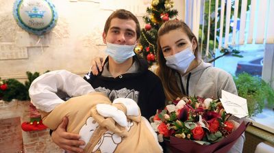Маму первого родившегося в Беларуси в новом году ребенка поздравили в Витебске