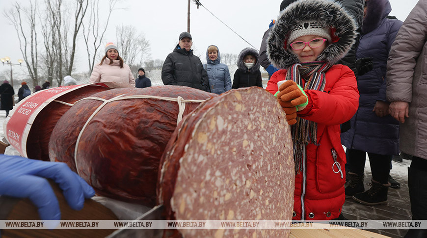 Гигантскую колбасу съели на рождественских гуляньях в Могилеве