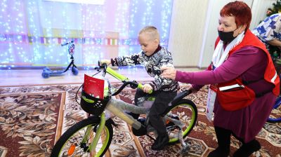 Воспитанники Витебского детского дома получили подарки с "Новогодней елки желаний"