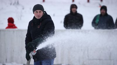 В Гродно приступили к заливке ледовых катков