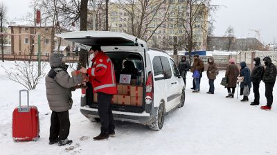 Красный Крест выдает бездомным в Витебске продуктовые и гигиенические наборы