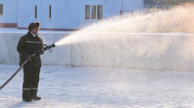 В спортклубе "Гомсельмаш" приступили к заливке льда на хоккейной коробке