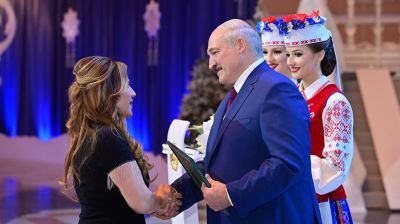 Лукашенко вручил награды государственным деятелям, артистам и сотрудникам СМИ