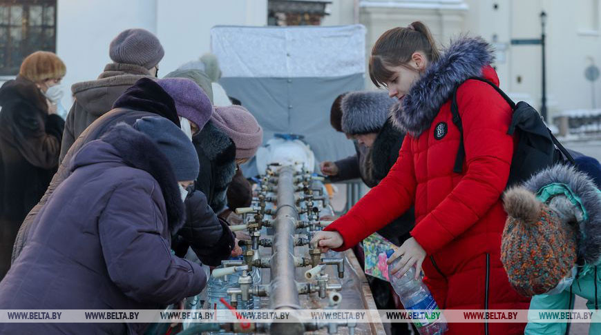 В православных храмах Беларуси верующие набирают освященную воду