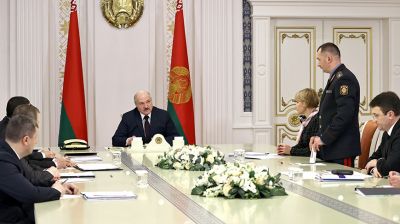 Готовность к введению в Беларуси биометрических документов обсудили на совещании у Лукашенко
