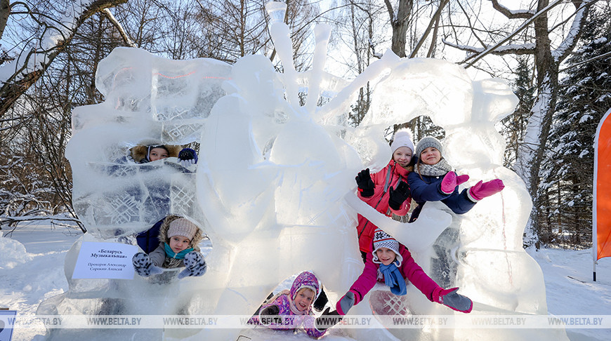 Фестиваль ледовых и снежных скульптур проходит в Ботаническом саду Минска