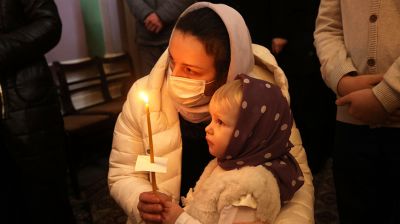 Православные верующие празднуют Сретение Господне
