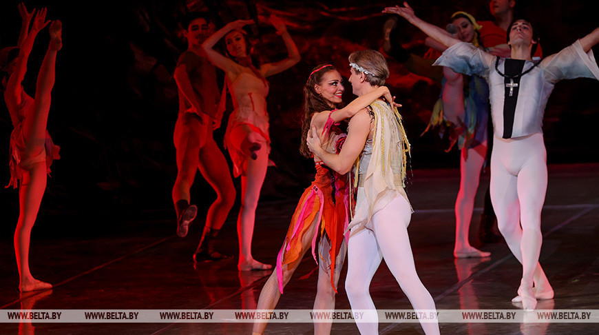 В Большом театре показали балеты "Кармина Бурана" и "Кармен-сюита" в честь дирижера Ярослава Вощака