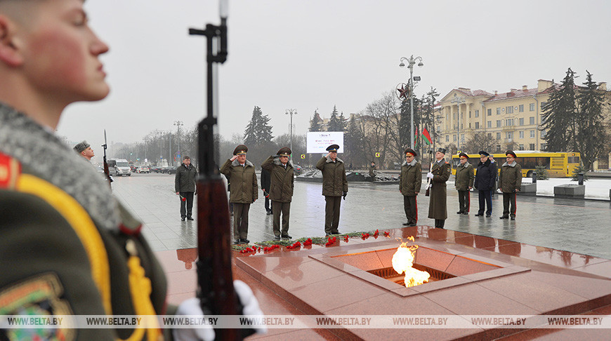 Представители Госсекретариата Совбеза возложили цветы к монументу Победы