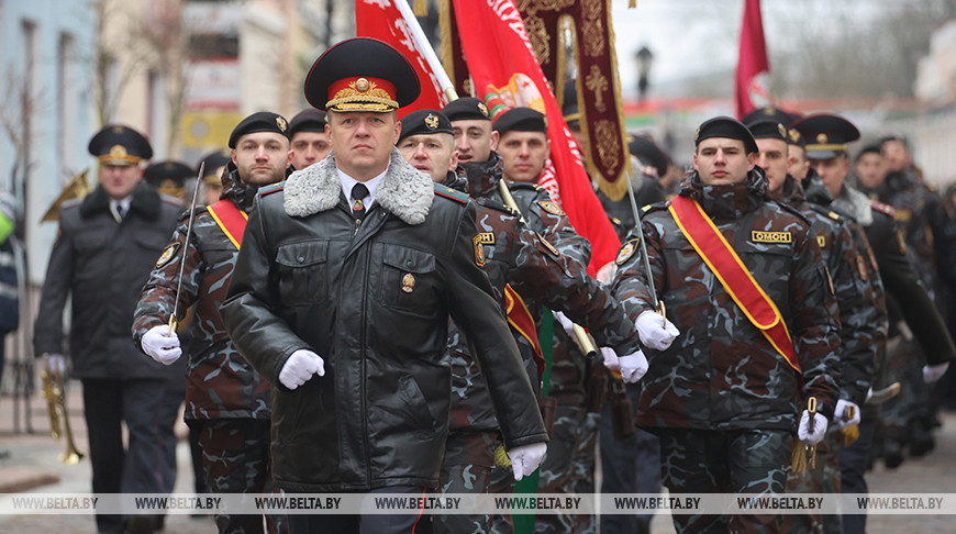 Гродненские милиционеры прошли маршем по центру города