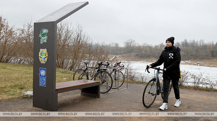 Велопарковки с солнечными панелями установили в Полоцке по проекту "Зеленые города"