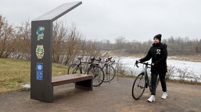 Велопарковки с солнечными панелями установили в Полоцке по проекту "Зеленые города"