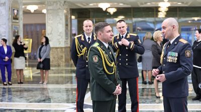 Для участников церемонии вручения госнаград и генеральских погон провели экскурсию во Дворце Независимости