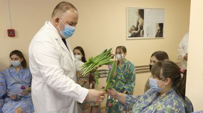Пациенток Витебского областного роддома поздравили с 8 Марта