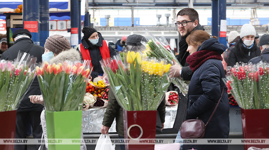 Большой цветочный базар открылся на Комаровском рынке