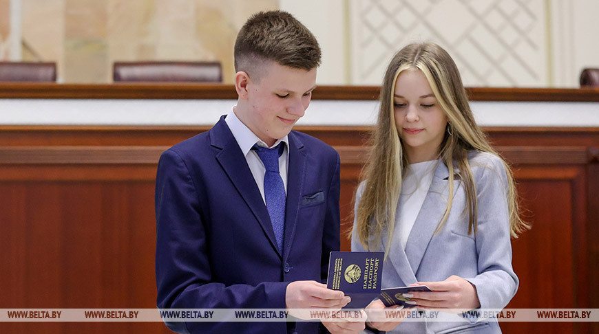Андрейченко вручил паспорта молодежи Витебской области
