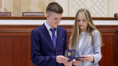 Андрейченко вручил паспорта молодежи Витебской области