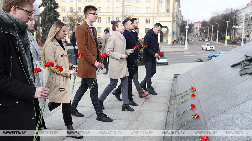 Члены Молодежного парламента возложили цветы к монументу Победы в Минске