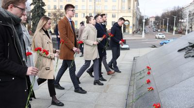 Члены Молодежного парламента возложили цветы к монументу Победы в Минске
