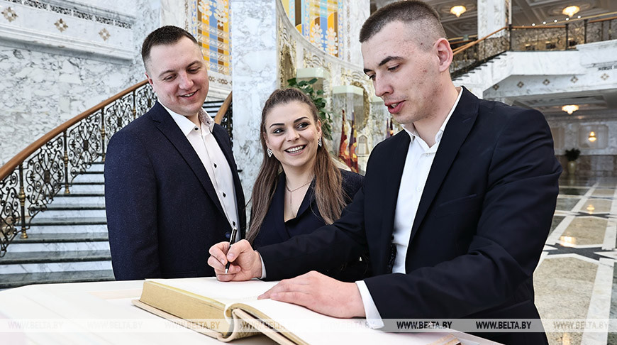 Молодые парламентарии побывали на экскурсии во Дворце Независимости