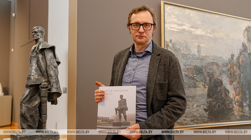 Неизвестные работы в альбоме белорусского скульптора Сергея Селиханова представлены в НХМ