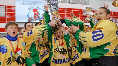 "Алмаз" из Дятловского района выиграл "Золотую шайбу" в старшей возрастной группе дивизиона Б