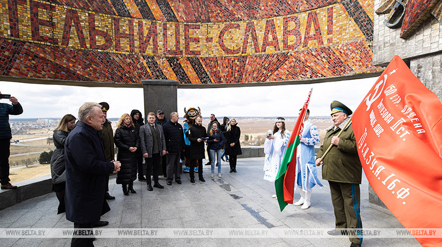 Знамя Победы и землю с Кургана Славы поднимут на Джомолунгму