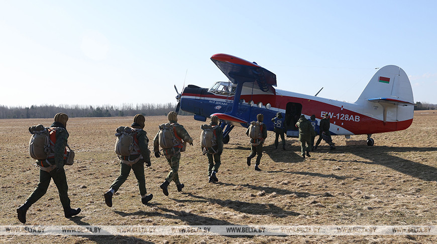 Витебские десантники успешно отработали прыжки с самолета