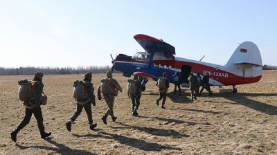 Витебские десантники успешно отработали прыжки с самолета