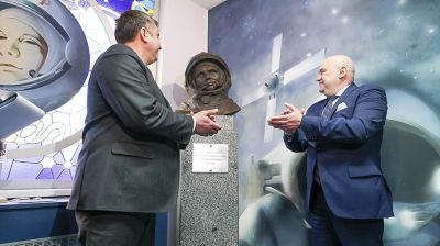 Бюст Гагарина установили в "космическом" агрогородке Беларуси