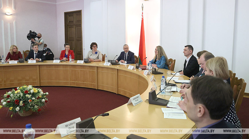 Круглый стол на тему "Белорусский союз женщин и молодежная инициатива" состоялся в Палате представителей