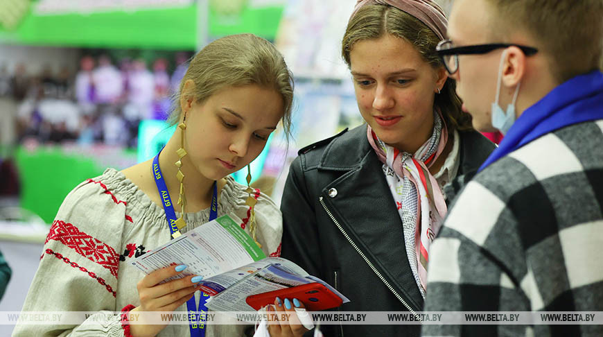 Выставка научно-методической литературы, педагогического опыта и творчества учащейся молодежи открылась в Минске
