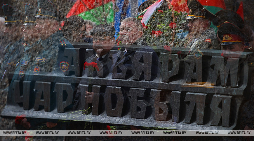 В Минске возложили цветы к памятным знакам "Ахвярам Чарнобыля" и "Камень мира Хиросимы"