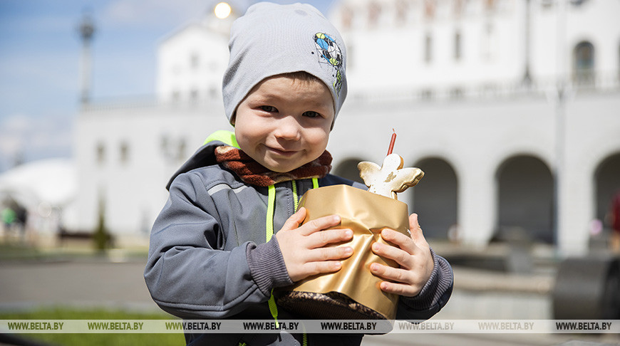 Верующие освящают пасхальную трапезу