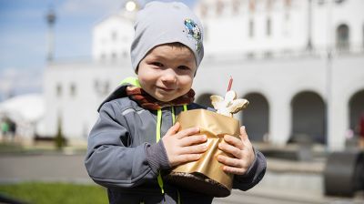 Верующие освящают пасхальную трапезу