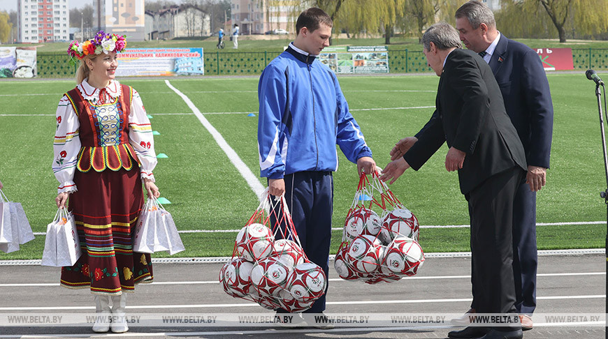 Обновленный футбольный стадион открыли в Калинковичах