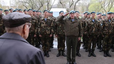 Витебские десантники провели мини-парад для 101-летнего ветерана войны