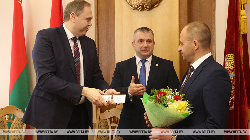 Караник вручил удостоверение новому первому заместителю председателя Гродненского облисполкома