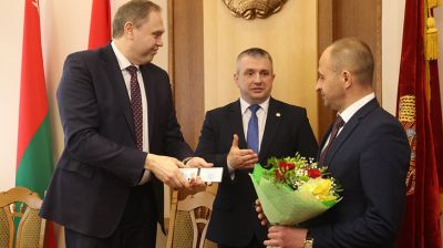 Караник вручил удостоверение новому первому заместителю председателя Гродненского облисполкома