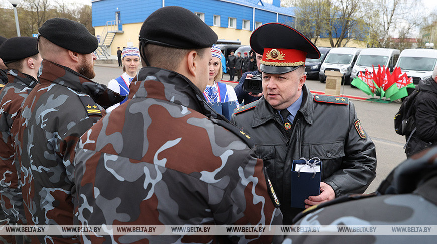 Минским правоохранителям вручили награды и ключи от микроавтобусов