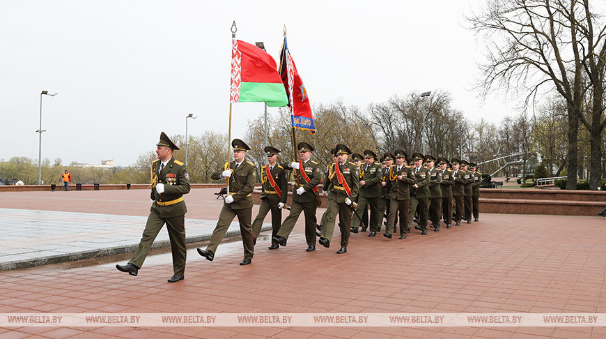 Онлайн-парад для ветеранов прошел на площади Победы в Витебске