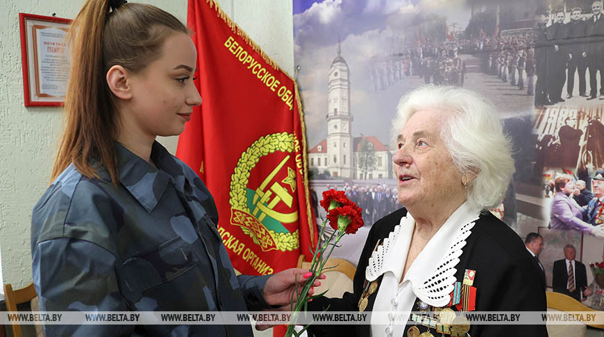 Блокадница Елизавета Хомченко отмечает 90-летие