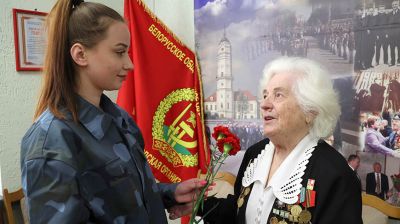 Блокадница Елизавета Хомченко отмечает 90-летие