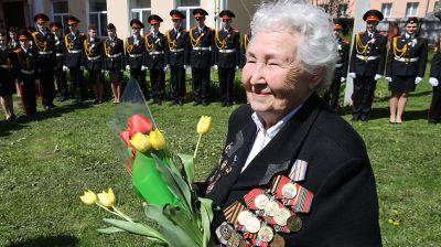 В Гомеле молодежь провела мини-парад для ветерана Аэлиты Самсоновой